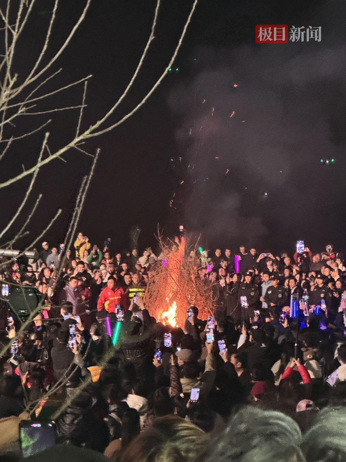 　　1月12日晚，农田里燃起了篝火（极目新闻记者 邓波 摄）