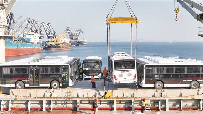 图为近日，出口非洲国家的公交车在山东港口烟台港装船。图片来源：视觉中国