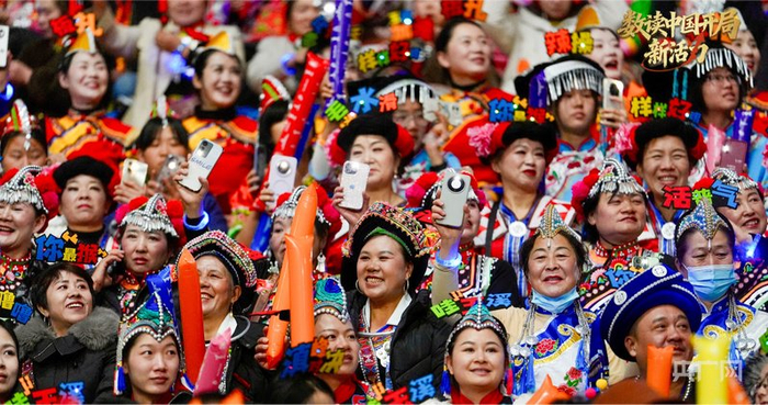 滇超比賽現(xiàn)場球迷頭戴方言標語（央廣網(wǎng)發(fā) 來源：滇超聯(lián)賽官方圖片）