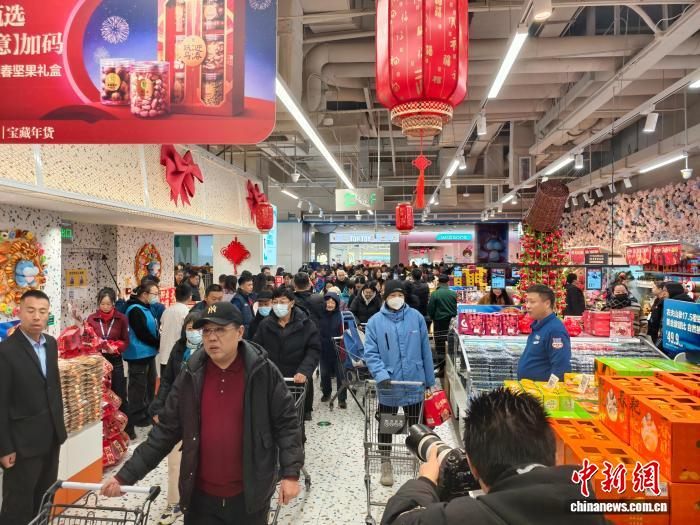 16日，山西太原小店区茂业天地购物中心内，盒马鲜生山西首店开门营业，吸引众多市民“尝鲜”。盒马鲜生供图