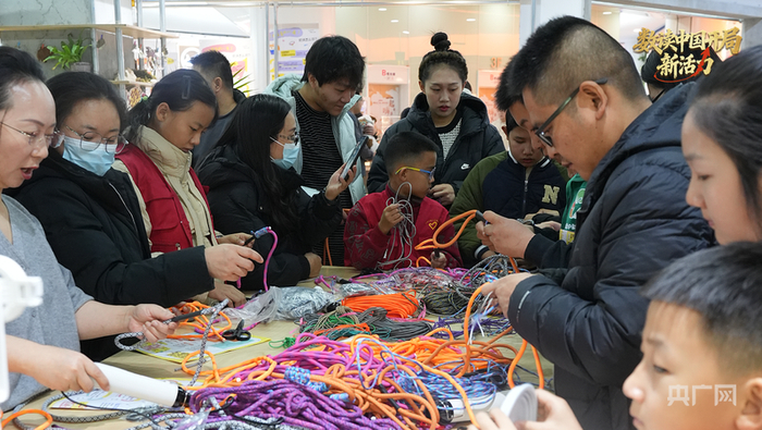 在寵物市集，寵物主人為自家寵物編制遛狗繩（央廣網(wǎng)發(fā) 韓山山 攝）