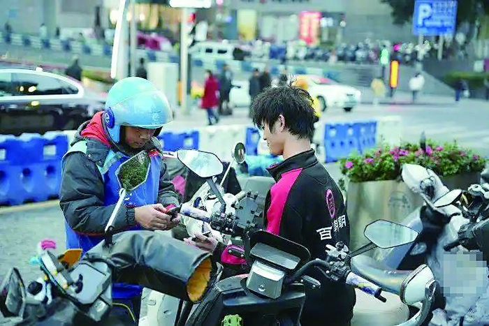     外卖员会通过微信转账，一单两元。