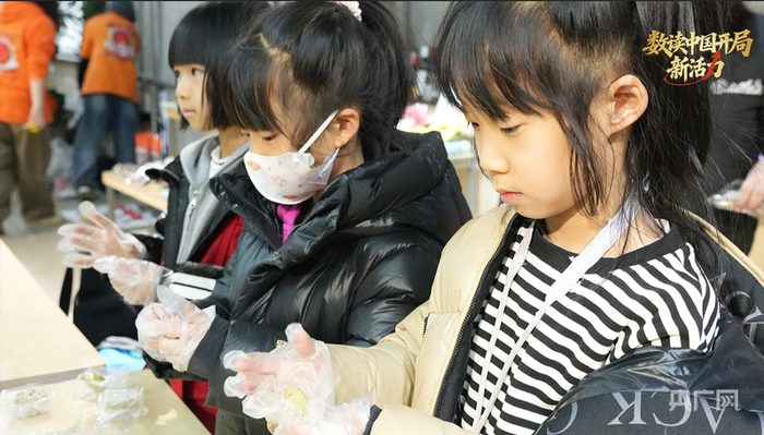 在寵物市集，小朋友們?yōu)閷櫸镏谱髁闶场帮溩印保ㄑ霃V網(wǎng)發(fā) 韓山山 攝）