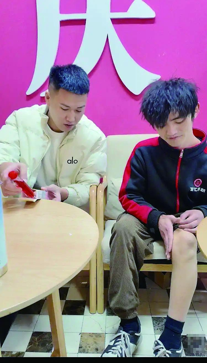     一楼手机店里给邓林准备了一瓶红花油