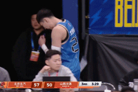 隐形眼镜打掉了？周琦捂着脸自己走回更衣室