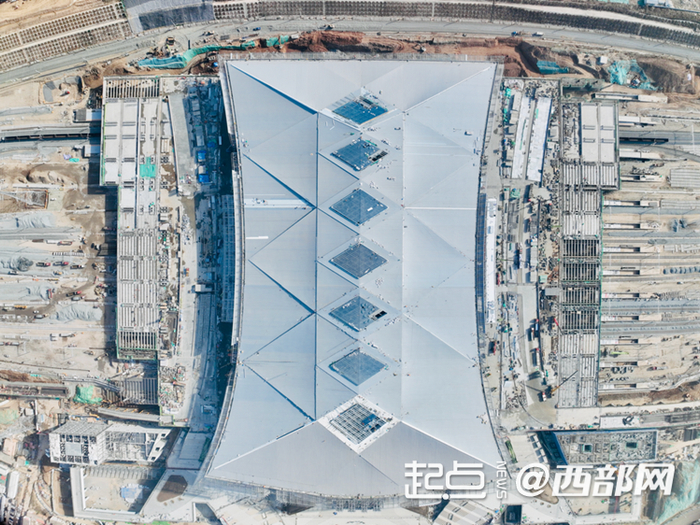 西安東站金屬屋面順利封頂