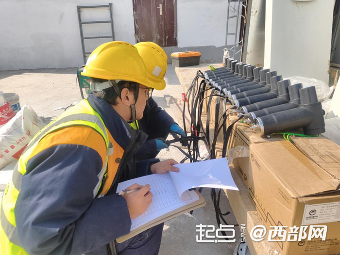 工作人員進(jìn)行驗(yàn)收作業(yè)