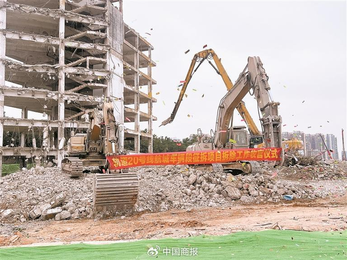 20号线航城车辆段最后一栋建筑拆除现场。