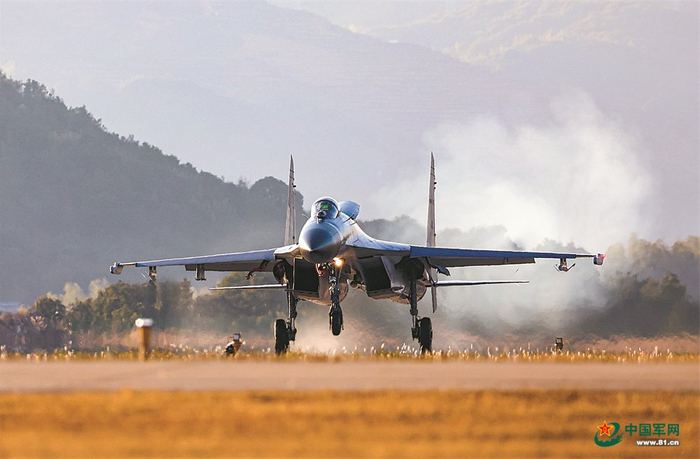　　寒冬时节，空军某部组织飞行训练。李凯 摄