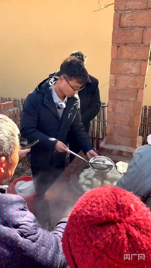 王浩為村民盛出熱氣騰騰的水餃（央廣網(wǎng)發(fā) 受訪者 供圖）