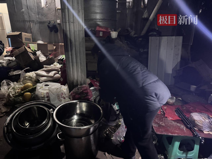 　　1月12日晚，主厨在晚餐结束后收拾东西