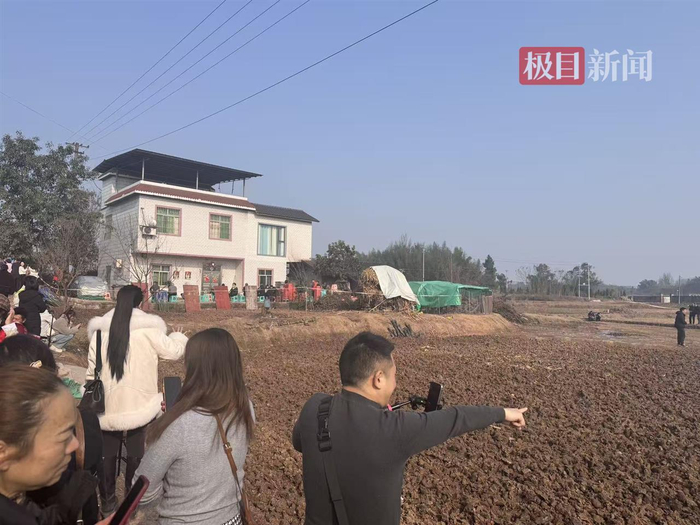 　　1月13日，原来热闹的农田被旋耕机翻耕（极目新闻记者 邓波 摄）