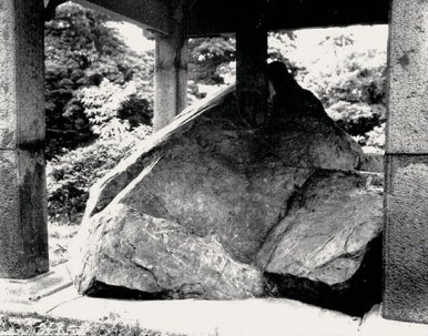 日本宮內(nèi)廳公布的唐鴻臚井碑及碑亭在建安府的近景照片