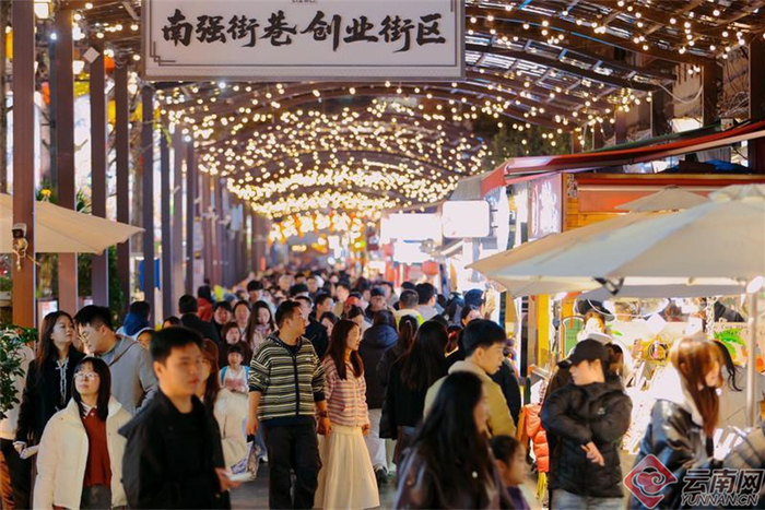昆明南強(qiáng)街巷人流如織 資料圖