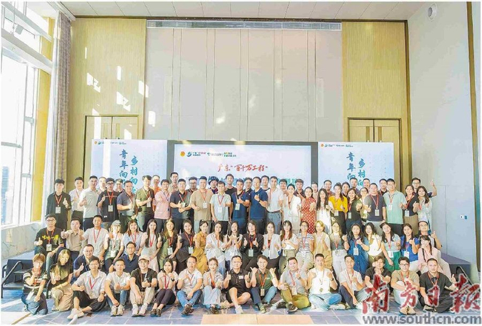 2025年百人典型班开班合影。团省委供图