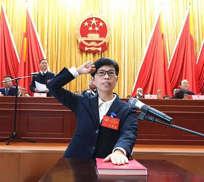 图为新当选的市长王静参加宪法宣誓仪式。