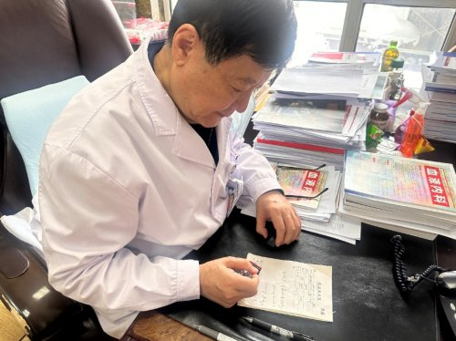 图:马军教授为患者开具处方