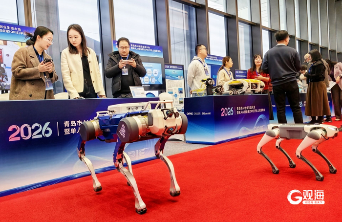 展会现场，智能巡检机器狗亮相。