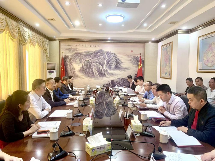 图为政府代表、博士团队以及企业代表座谈交流