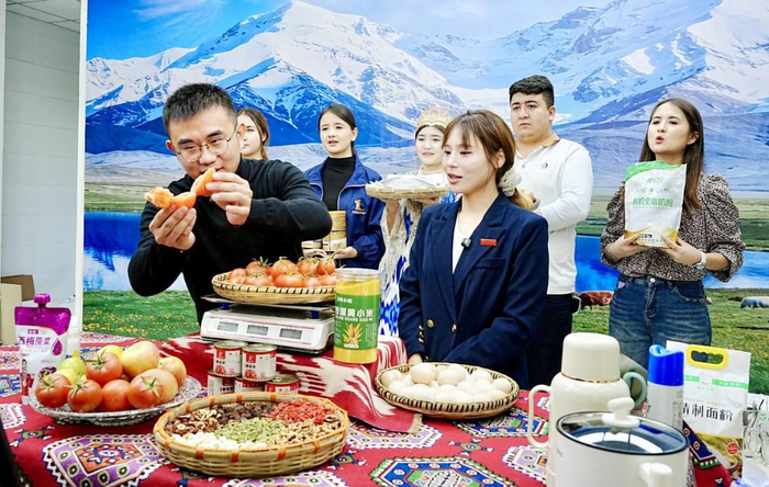 图为主播正在直播间售卖柯坪特色产品。孙海青摄