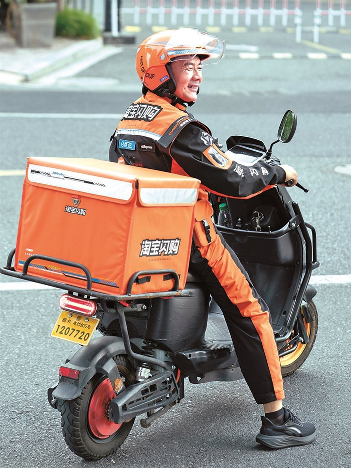送外卖途中的王计兵 作者供图