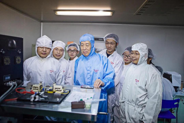 郝跃院士（左四）指导师生实验。图片来源：西安电子科技大学