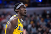 效率很高！西亚卡姆半场11中8砍全队最高20分 三分3中3