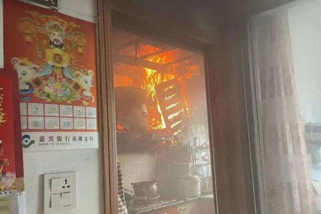 起火的厨房。图源：浙江消防 