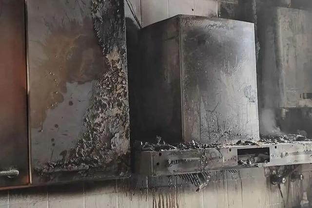 被烧毁的抽油烟机。图源：浙江消防 