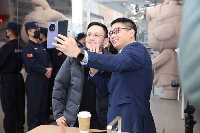 泰国驻华外交官（左一）在OPPO西安旗舰店体验OPPO科技国潮产品Find N5