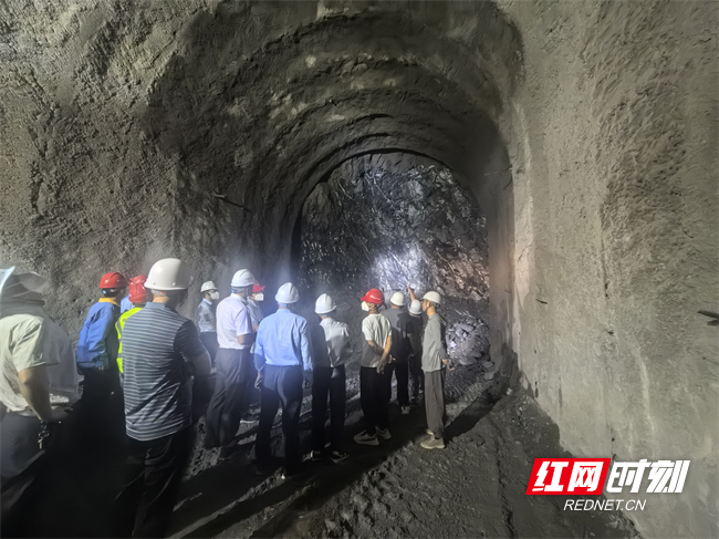 对梅山灌区工程建设项目进行安全生产检查。