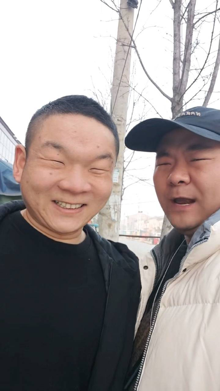 　手术前的崔磊（右）和弟弟。