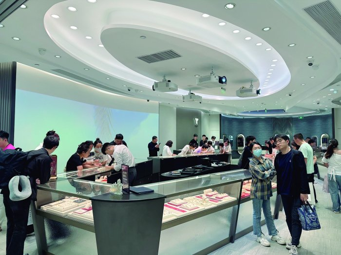 cdf三亚国际免税城某黄金饰品店