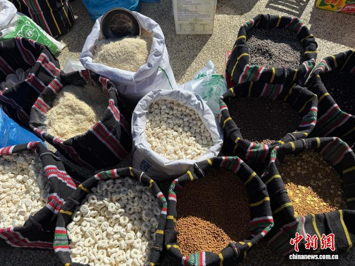 圖為年貨市場擺放的農(nóng)產(chǎn)品。澤塔雍措 攝