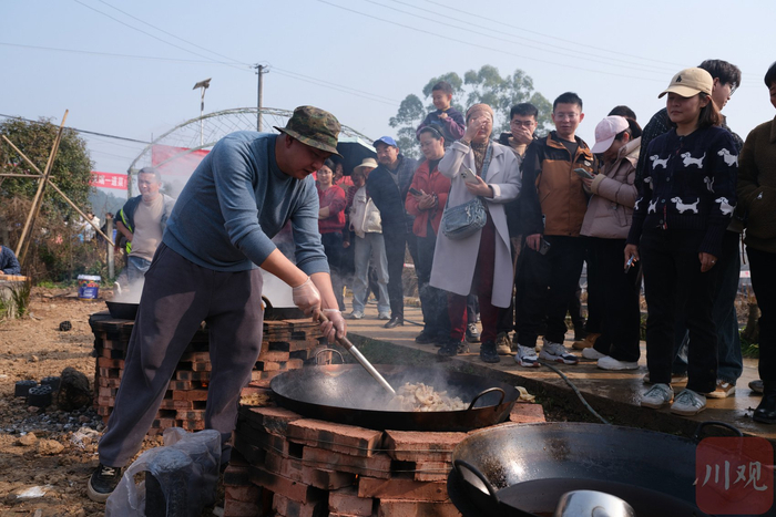 擅长烹饪的参与者主动炒菜。