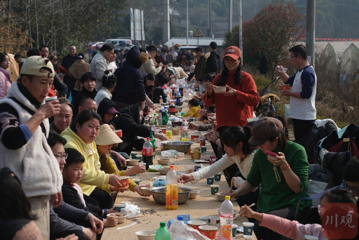 桌椅沿着小路摆开，市民冬日里尽享刨猪汤。