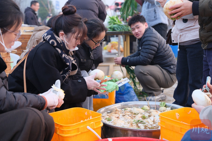 参与者们自行切菜。