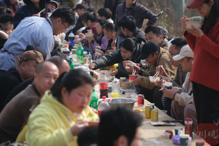 桌椅沿着小路摆开，市民冬日里尽享刨猪汤。