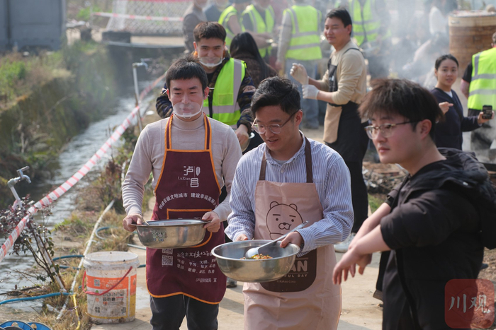 参与者自行端菜上桌。