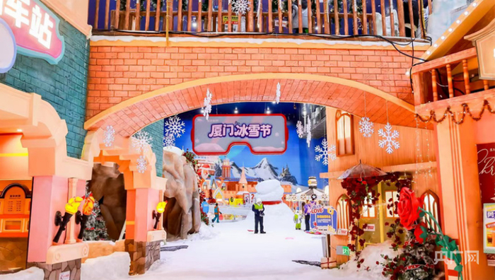 室内冰雪场景搭建（央广网见习记者  蔡雨煊  摄）