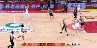 闪电侠既视感！小尼尔森从人缝中穿过 双手折叠暴扣仰天长啸