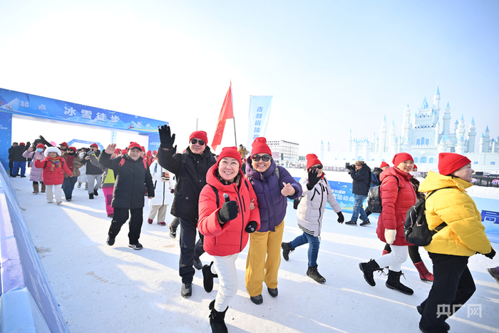 冰雪徒步，群众参与热情高（央广网记者  张学龙  摄）