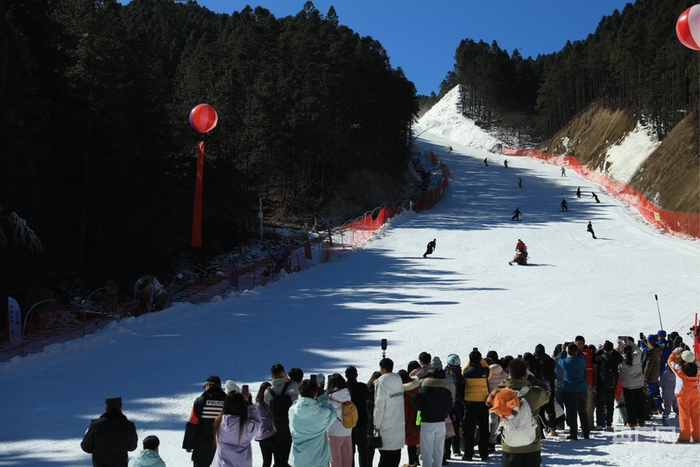 高山雪场吸引众多游客前来游玩（央广网见习记者  尹博  摄）
