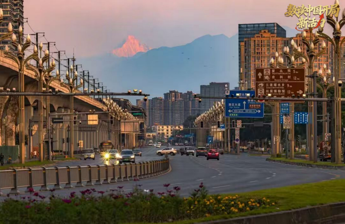 從成都遙望雪山（央廣網(wǎng)發(fā) 任志剛 攝）