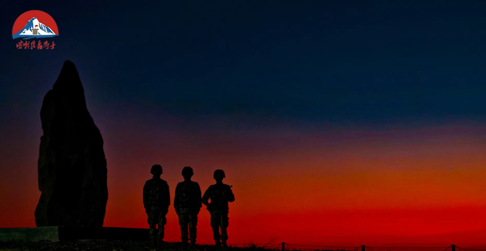 　　他们把背影留给霞光，把胸膛朝向边疆，将青春熔铸成山河的剪影。