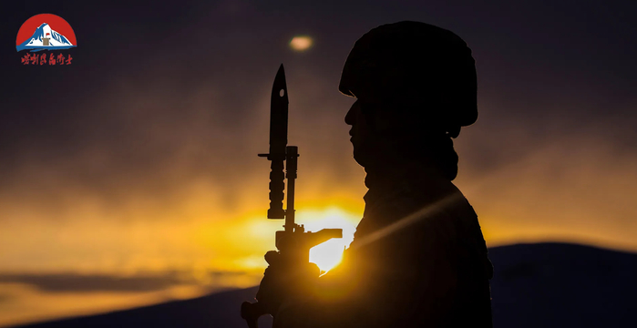 　　他们把背影留给霞光，把胸膛朝向边疆，将青春熔铸成山河的剪影。