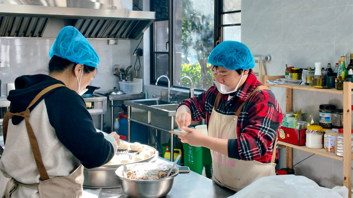 居民制作包子（央廣網記者 俞燁 攝）