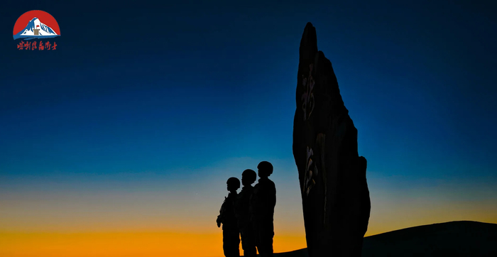 　　他们把背影留给霞光，把胸膛朝向边疆，将青春熔铸成山河的剪影。