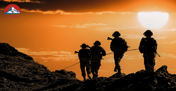 　　他们把背影留给霞光，把胸膛朝向边疆，将青春熔铸成山河的剪影。