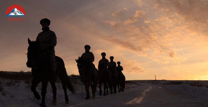 　　他们把背影留给霞光，把胸膛朝向边疆，将青春熔铸成山河的剪影。